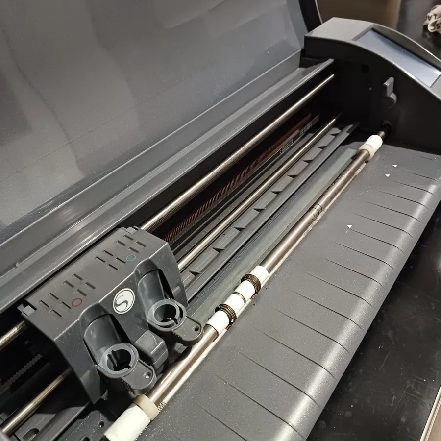 Plotter de recorte aberta para manutenção